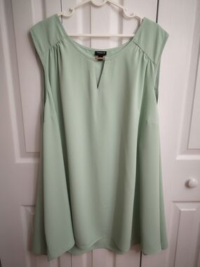Torrid Size 6 Mint Green Sleeveless V-Neck Blouse